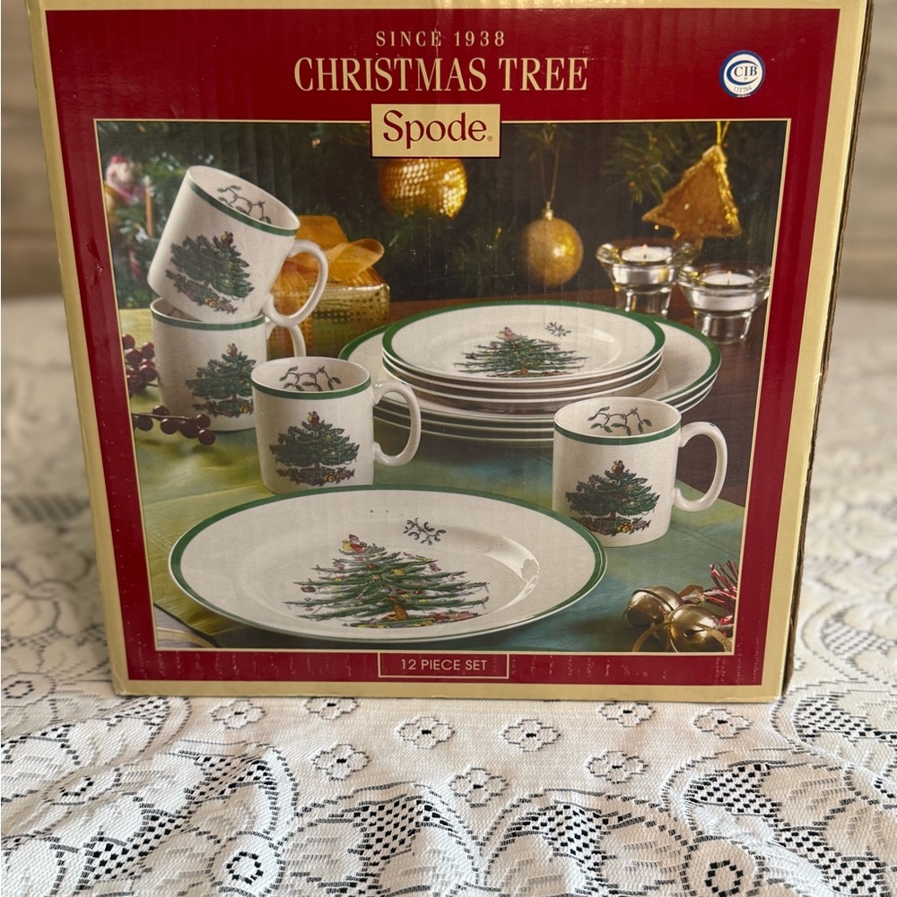 Spode Christmas Tree 12 PC Dinnerware Set - Green and White
